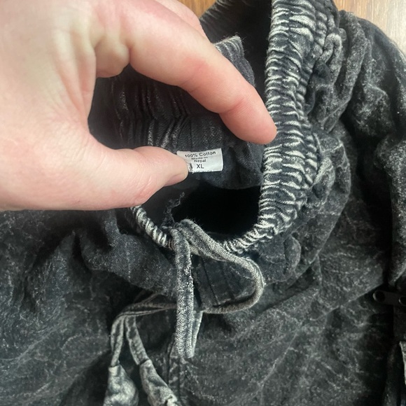 Men's Black Cargo Shorts - Picture 3 of 4